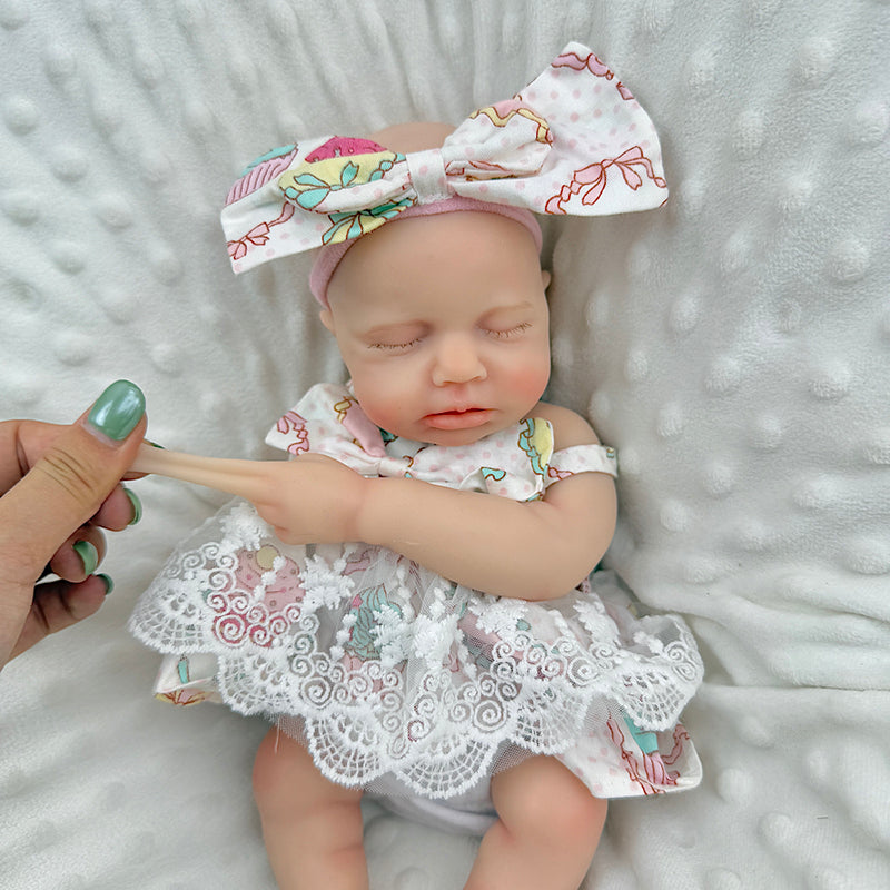 Bambola Reborn Loulou da 30 cm in silicone pieno occhi chiusi con vestitino in pizzo a fiori
