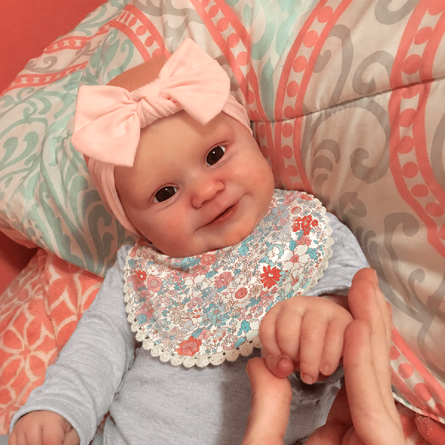 Bambola Reborn femminile Maddie da 50 cm realistica occhi aperti e sorriso con completo grigio
