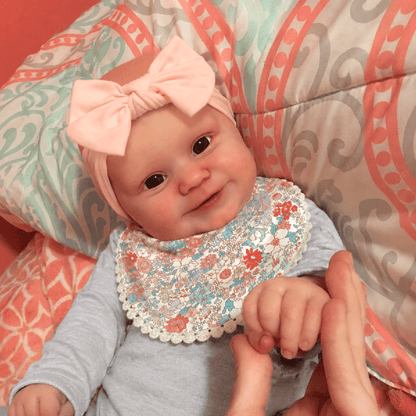 Bambola Reborn femminile Maddie da 50 cm realistica occhi aperti e sorriso con completo grigio