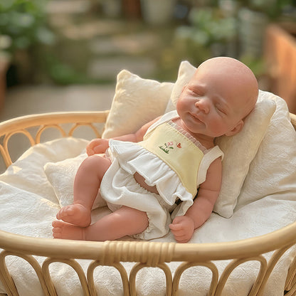 Mini bambola Reborn femmina Pascale in silicone da 20 cm (occhi chiusi) con completino giallo