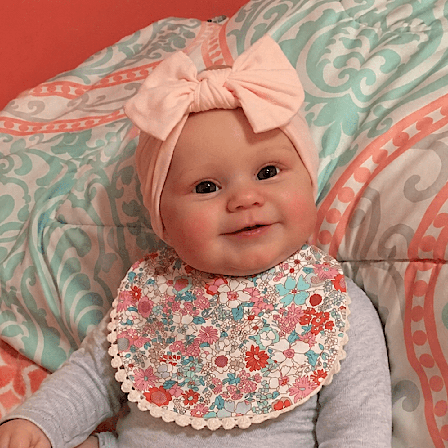 Bambola Reborn femminile Maddie da 50 cm realistica occhi aperti e sorriso con completo grigio