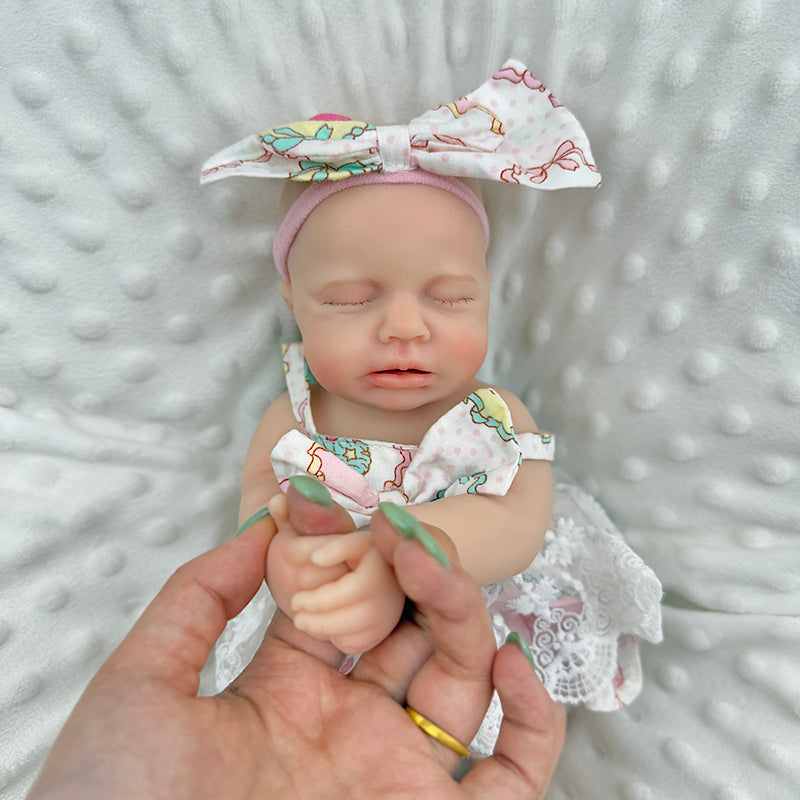 Bambola Reborn Loulou da 30 cm in silicone pieno occhi chiusi con vestitino in pizzo a fiori