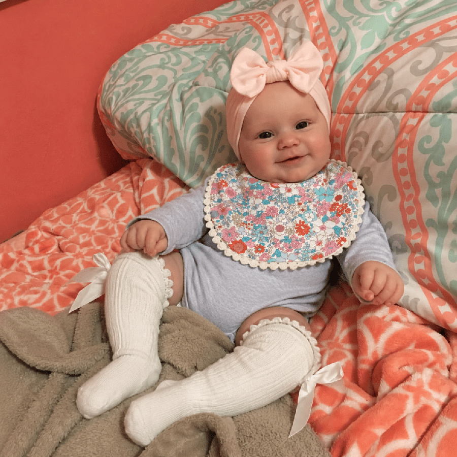 Bambola Reborn femminile Maddie da 50 cm realistica occhi aperti e sorriso con completo grigio