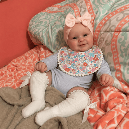 Bambola Reborn femminile Maddie da 50 cm realistica occhi aperti e sorriso con completo grigio