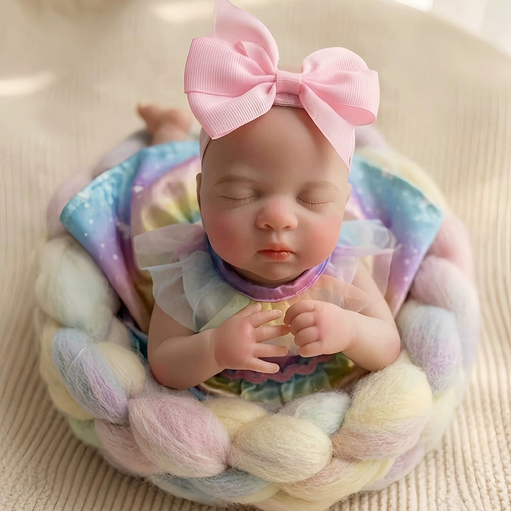 Bambina reborn in silicone di 30 cm realistica con occhi chiusi Luna vestita da unicorno