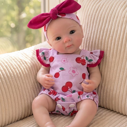 Bambola reborn Bettie in silicone da 30 cm con tutina a tema ciliegie
