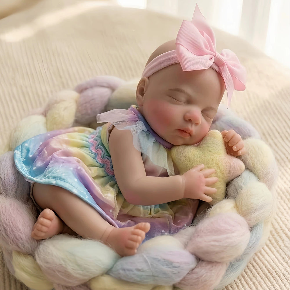 Bambina reborn in silicone di 30 cm realistica con occhi chiusi Luna vestita da unicorno