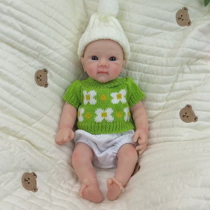 Bambola reborn Bettie in silicone da 30cm con maglione floreale verde