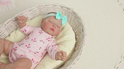 Bambina reborn 3D da 20 pollici con pelle e occhi chiusi vestita con abiti floreali rosa - Peaches