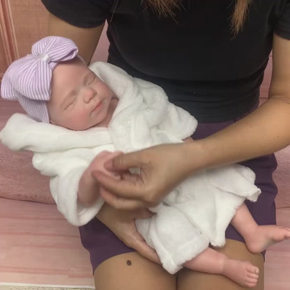 Bambola reborn Pascale bambina realistica in silicone da 18 pollici con accappatoio bianco