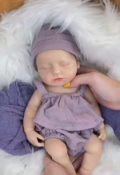 Bambola reborn realistica da 30 cm completamente in silicone addormentata con abiti viola