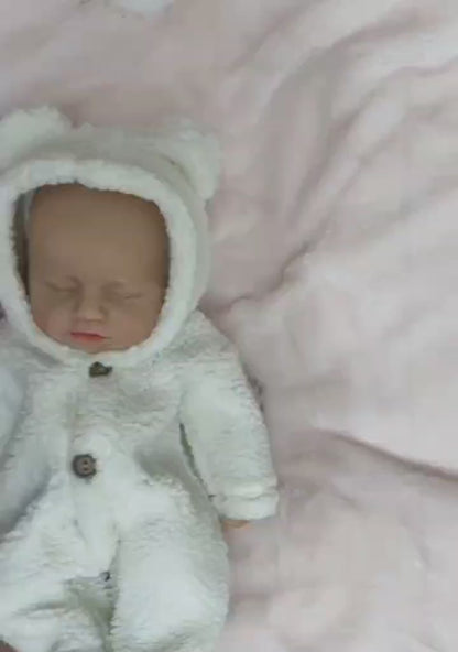 Bambola Reborn da 30 cm realistica completamente in silicone con occhi chiusi in abiti di peluche bianchi